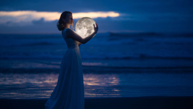 満月の影響を受けやすい人の特徴！ 体調不良や精神が不安定になる原因は？