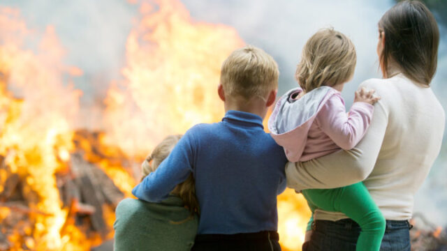 火事の夢は人に話すべき？火事の夢を見たら宝くじを買うのもあり？