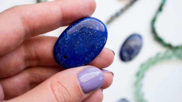 ラピスラズリは持つ人を選ぶ？合う人や石による不思議な出来事も解説