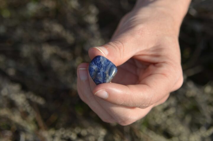 ラピスラズリの不思議な出来事！持つ人を選ぶ石が起こしたエピソード