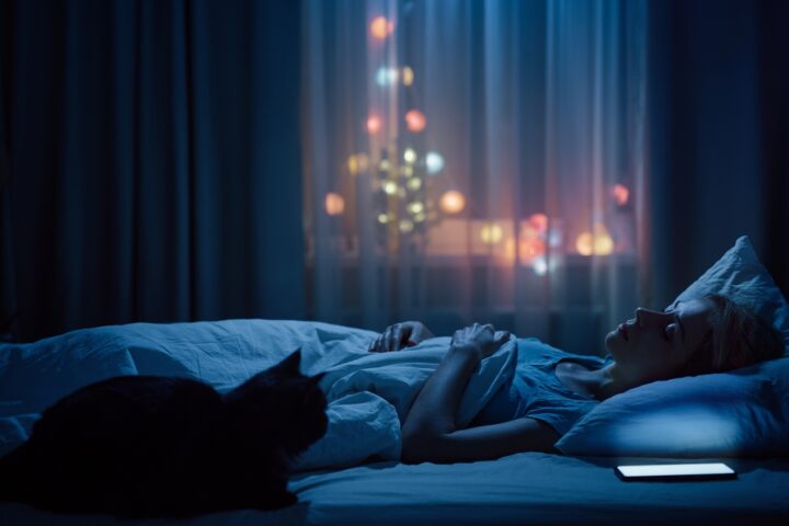 猫が一緒に寝るスピリチュアルの意味とは？近くで寝てくれる効果は？